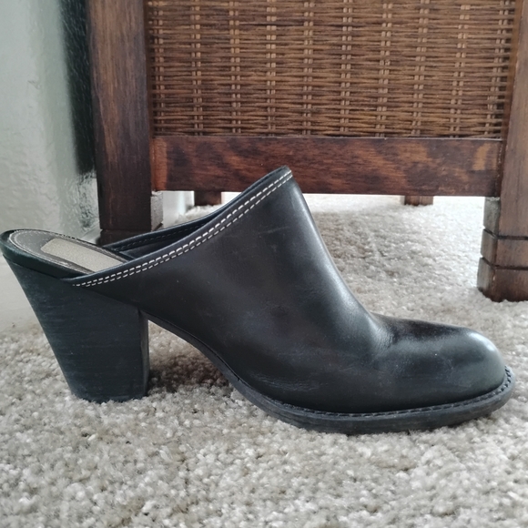 Gianni Bini Black Leather Slip-On Mule Clogs - Picture 3 of 5